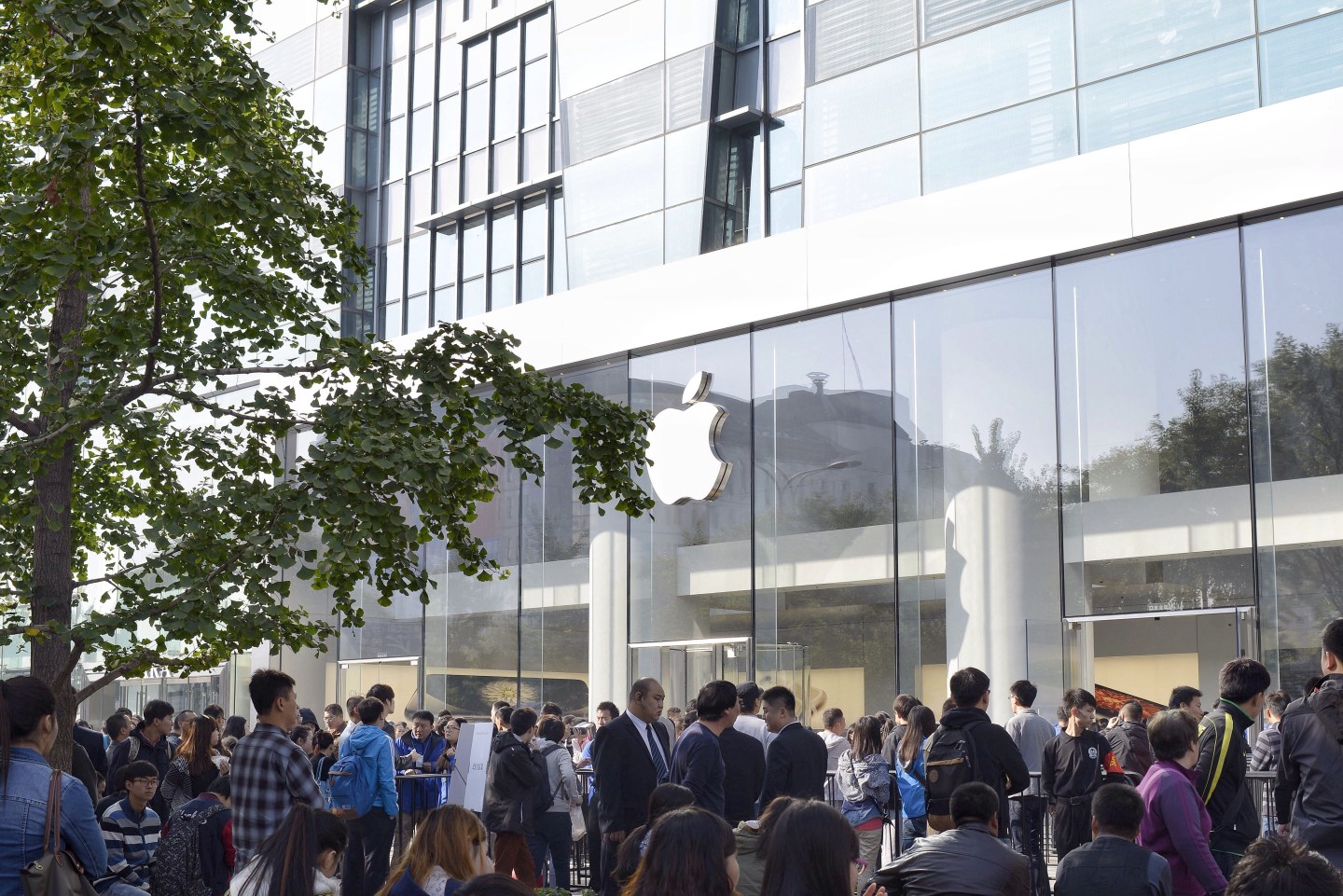 Apple plans more stores in China