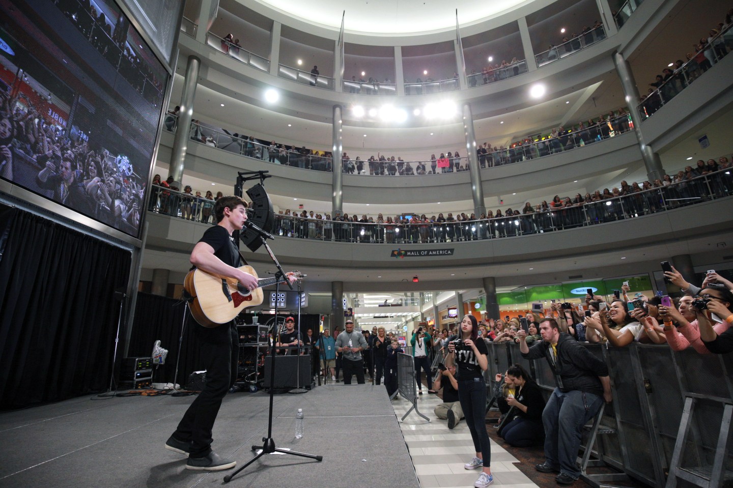 Shawn Mendes Visits The Mall Of America
