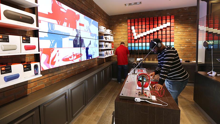 AT&T, Verizon Happy To Be Toe-To-Toe