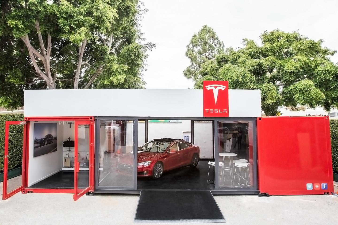 Tesla’s pop-up stores bring the Model S to where the wealthy play