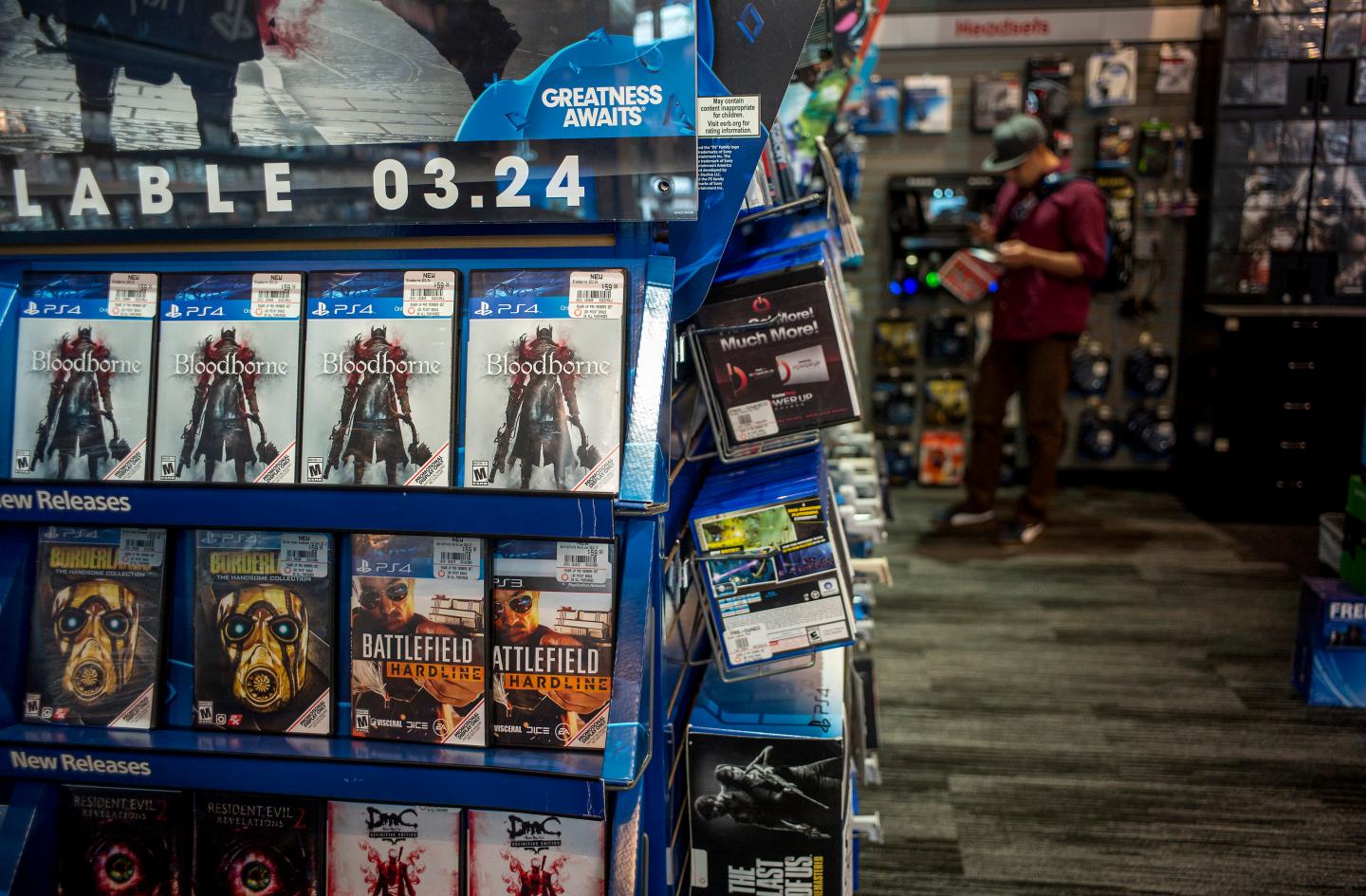 A shopper looks at a advertisement circular while shopping at a GameStop Corp. store in San Francisco, California, U.S. on Tuesday March 24, 2015.  GameStop Corp., is expected to release earnings figures on March 26. Photographer: David Paul Morris/Bloomberg