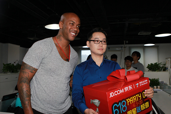 BEIJING, CHINA - JUNE 18: (CHINA OUT) Former NBA star Stephon Marbury delivers goods for customers during his attends 618 Party On anniversary activity of JD.COM on June 18, 2015 in Beijing, China. (Photo by ChinaFotoPress)***_***