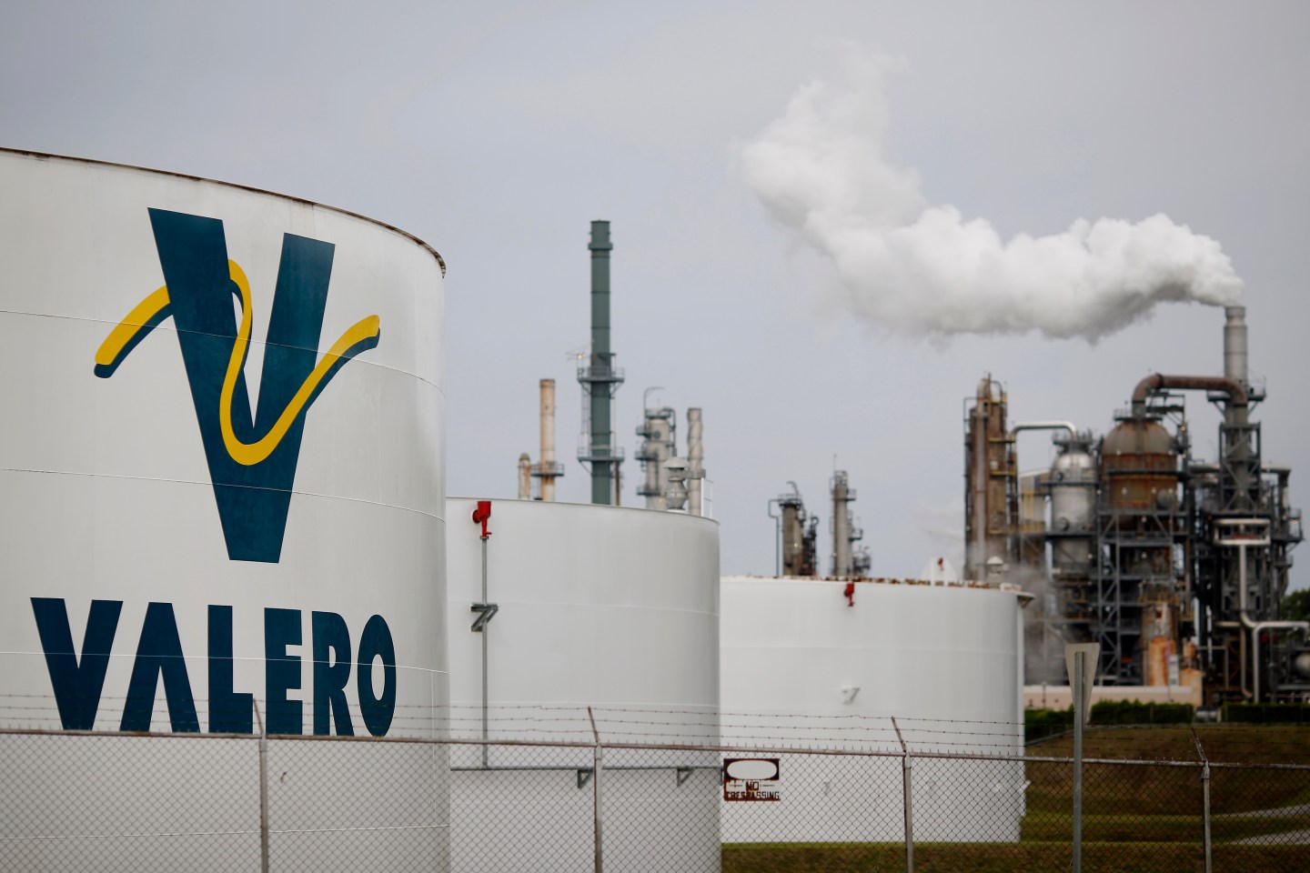 Emissions rise from a Valero Energy Corporation oil refinery in Memphis, Tennessee, U.S. on Monday, April 27, 2015. Valero is scheduled to release their next quarterly earnings on April 28. Photographer : Luke Sharrett / Bloomberg