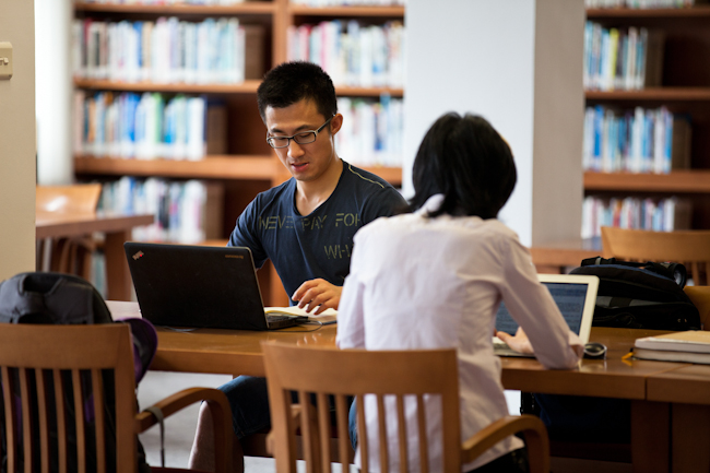 CEIBS students study in the library