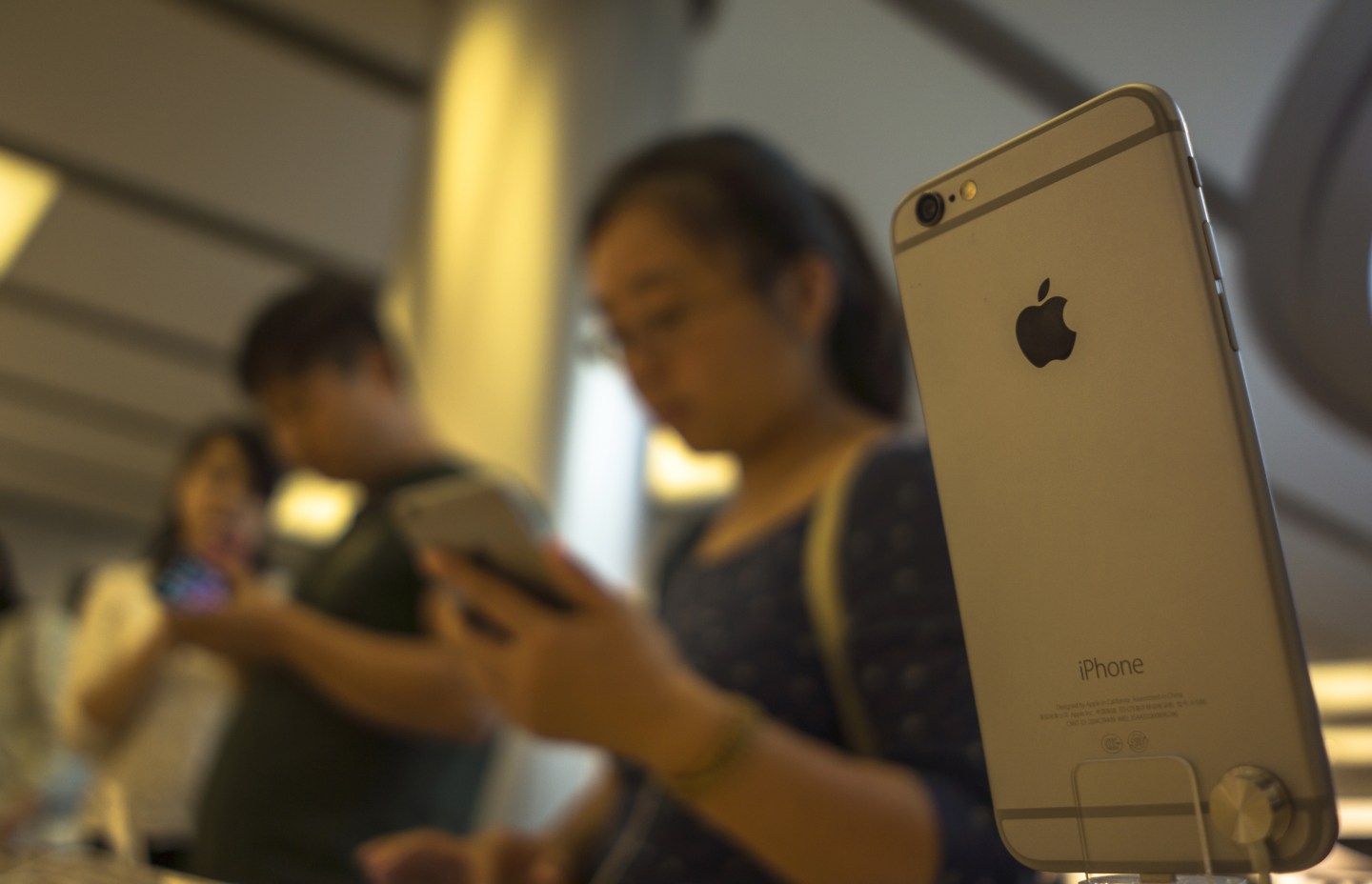 Chinese consumers are trying out iPhone 6 in an apple store