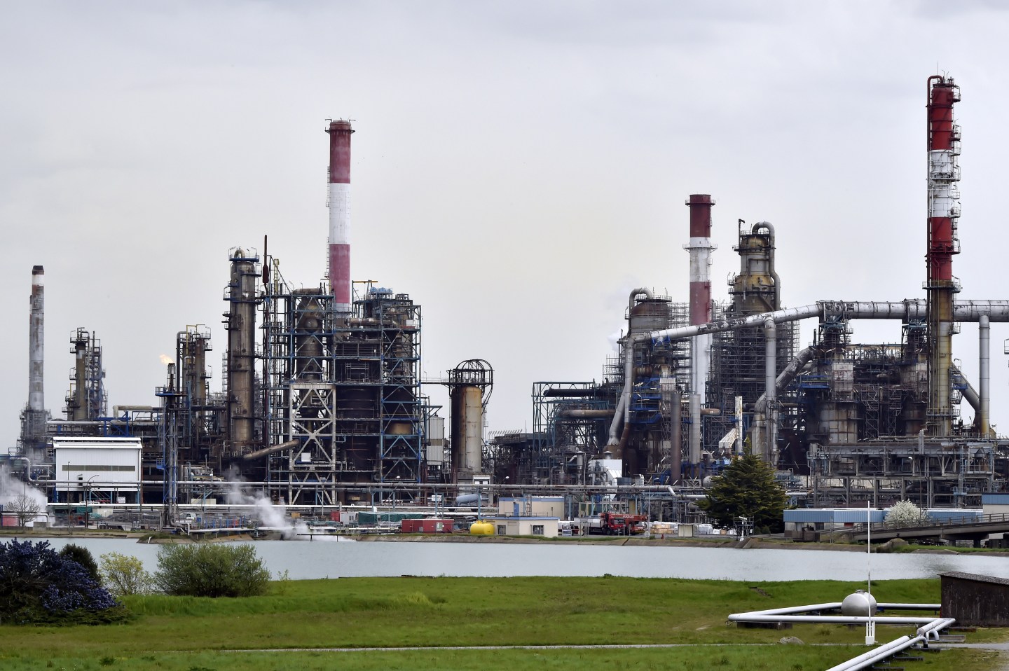 FRANCE-ENERGY-OIL-RESTRUCTURING-SOCIAL-INVESTMENTS-