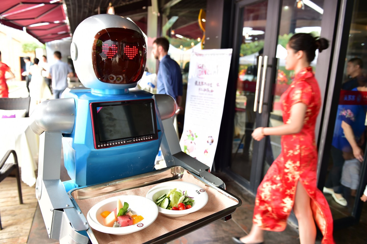 Couple Of Robot Waiters Show In Yiwu's Restaurant