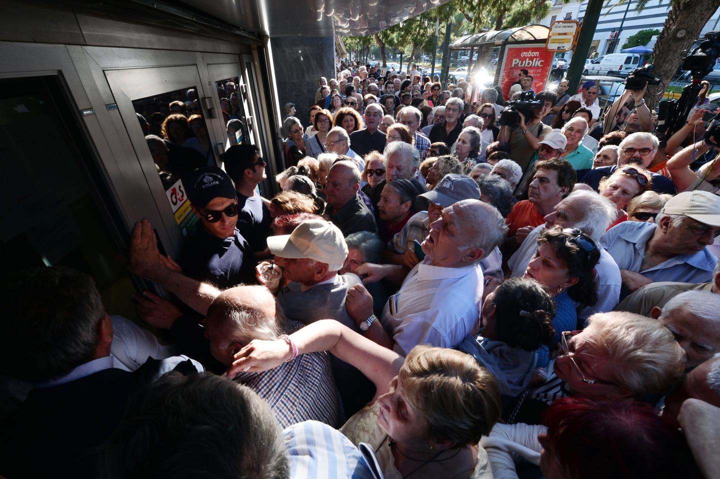 GREECE-ECONOMY-POLITICS-BANKING