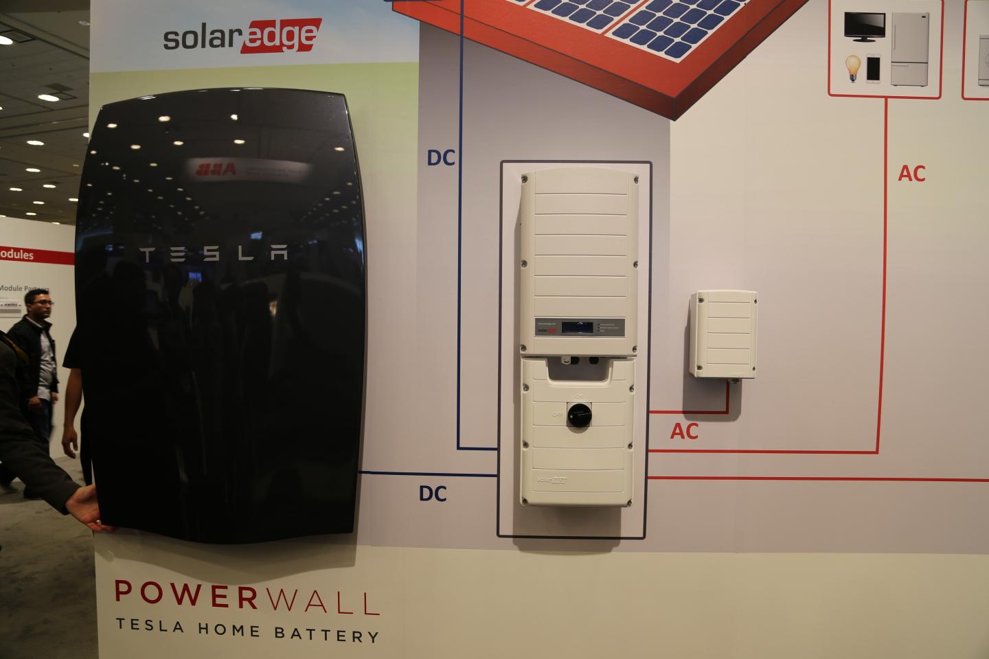 Amid a solar boom, batteries draw attention and dollars