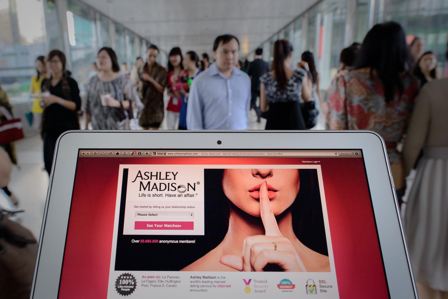 There are almost no active female users on Ashley Madison