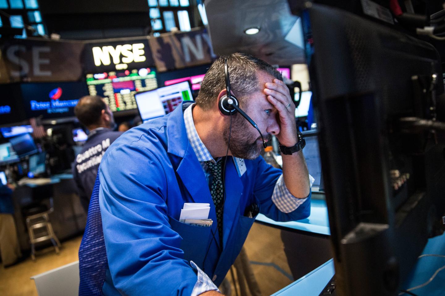 Dow Jones Average Continues Sharp Decline