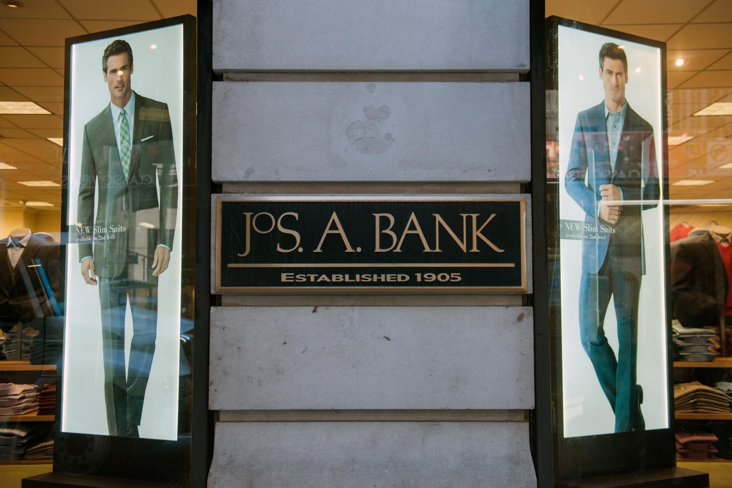 A Jos. A. Bank Clothiers Inc. Store Ahead Of Earnings Figures
