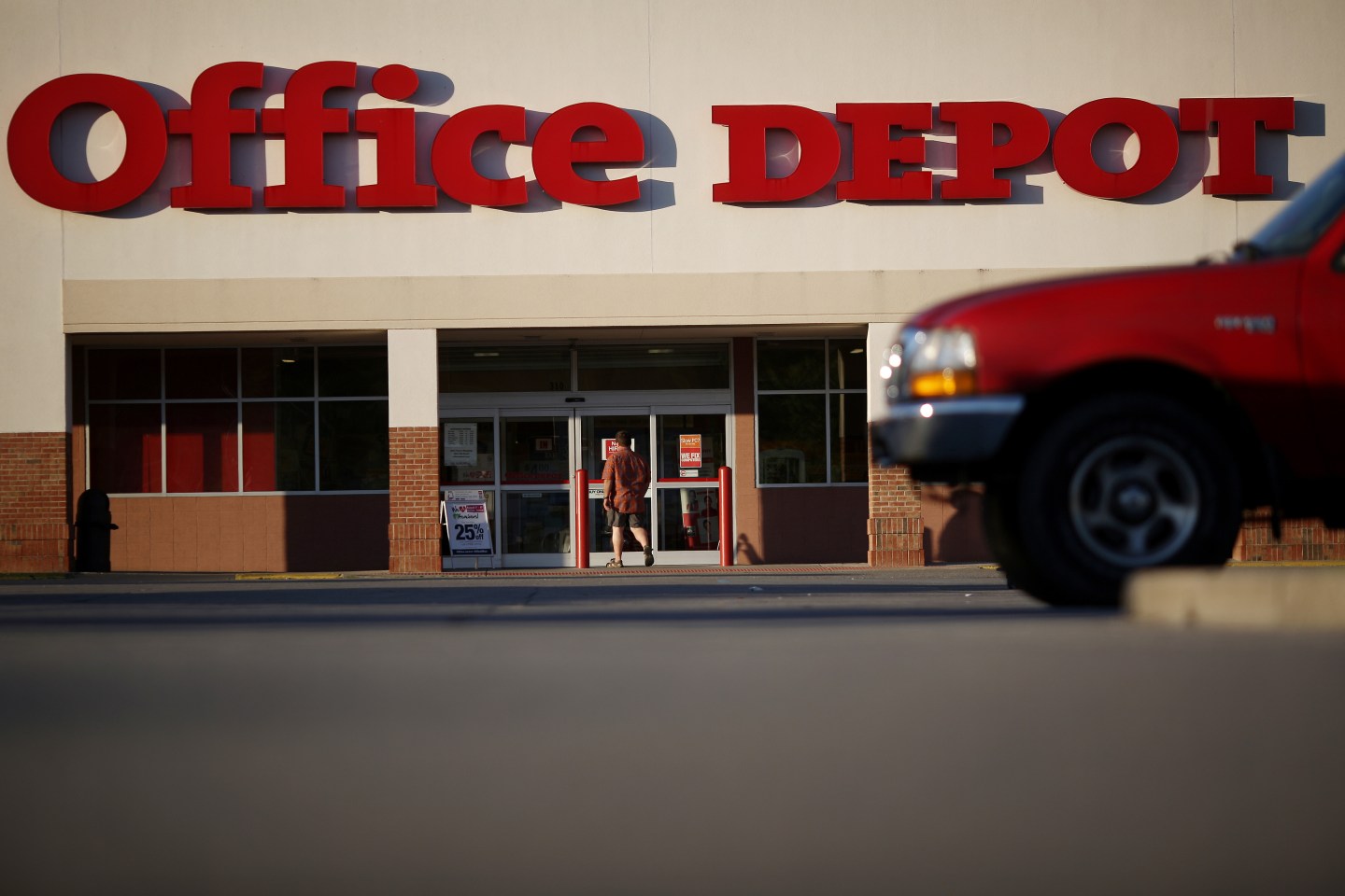 A customer walks toward the front entrance of an Office Depot retail store in New Albany, Indiana, U.S., on Friday, July 31, 2015. Office Depot's next quarterly earnings are expected to be released on Tuesday August 4, 2015. Photographer: Luke Sharrett/Bloomberg