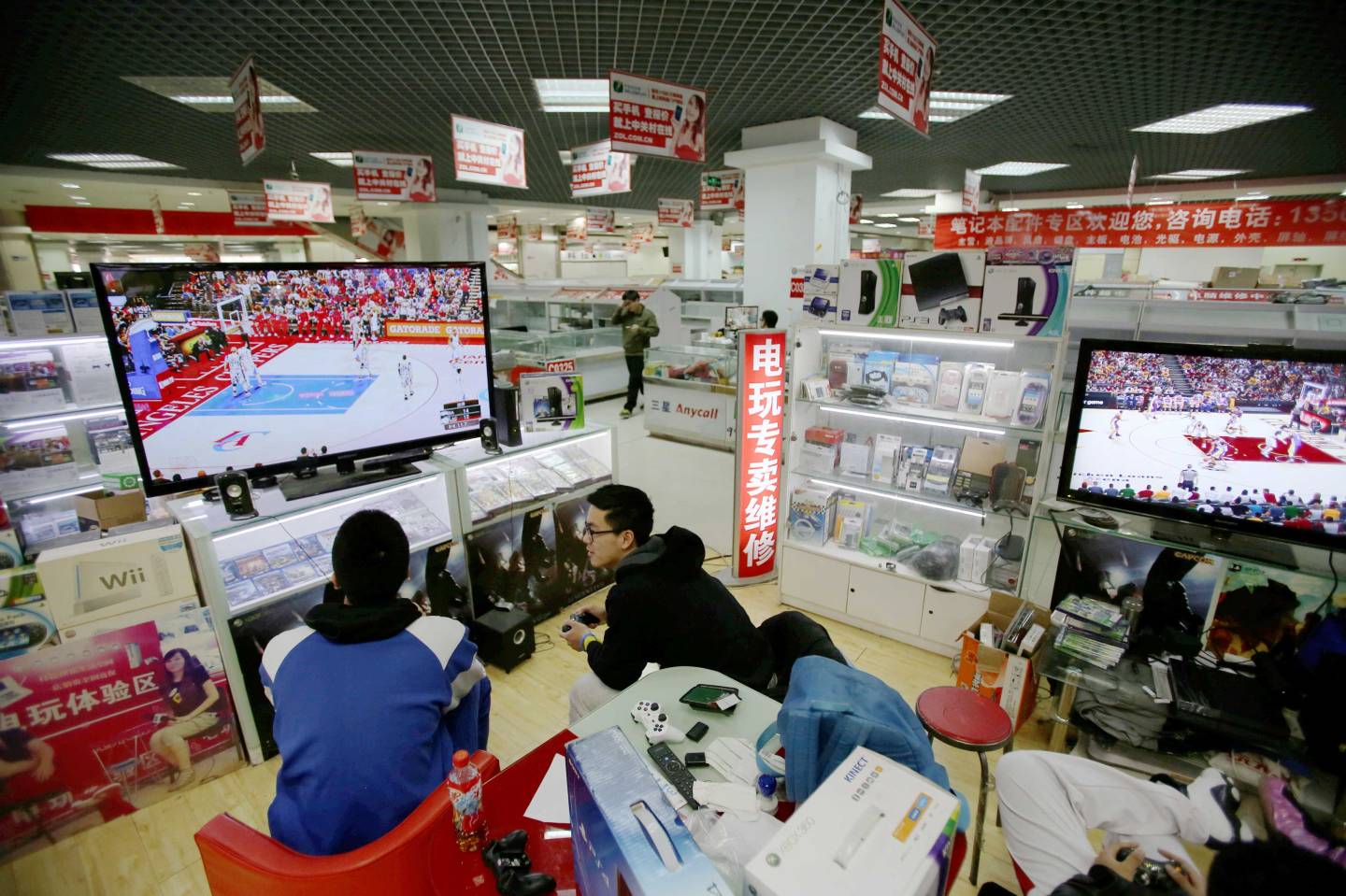 Chinese retailers idle in empty malls as shoppers go online