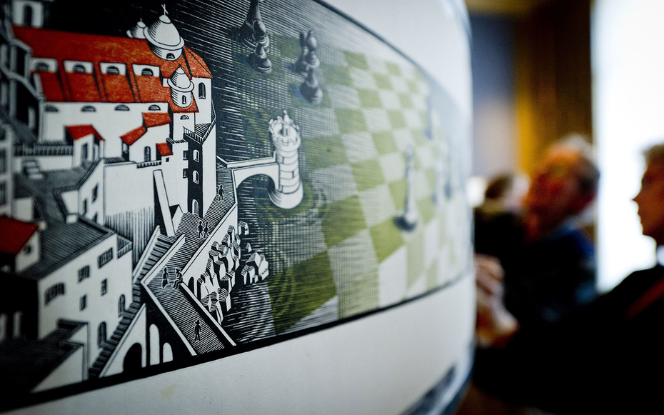 People install the artwork of graphic ar