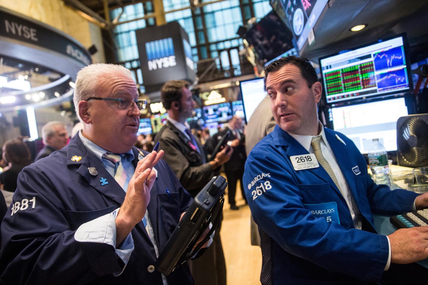Dow Drops Over 150 On Wal-Mart, Boeing Reports