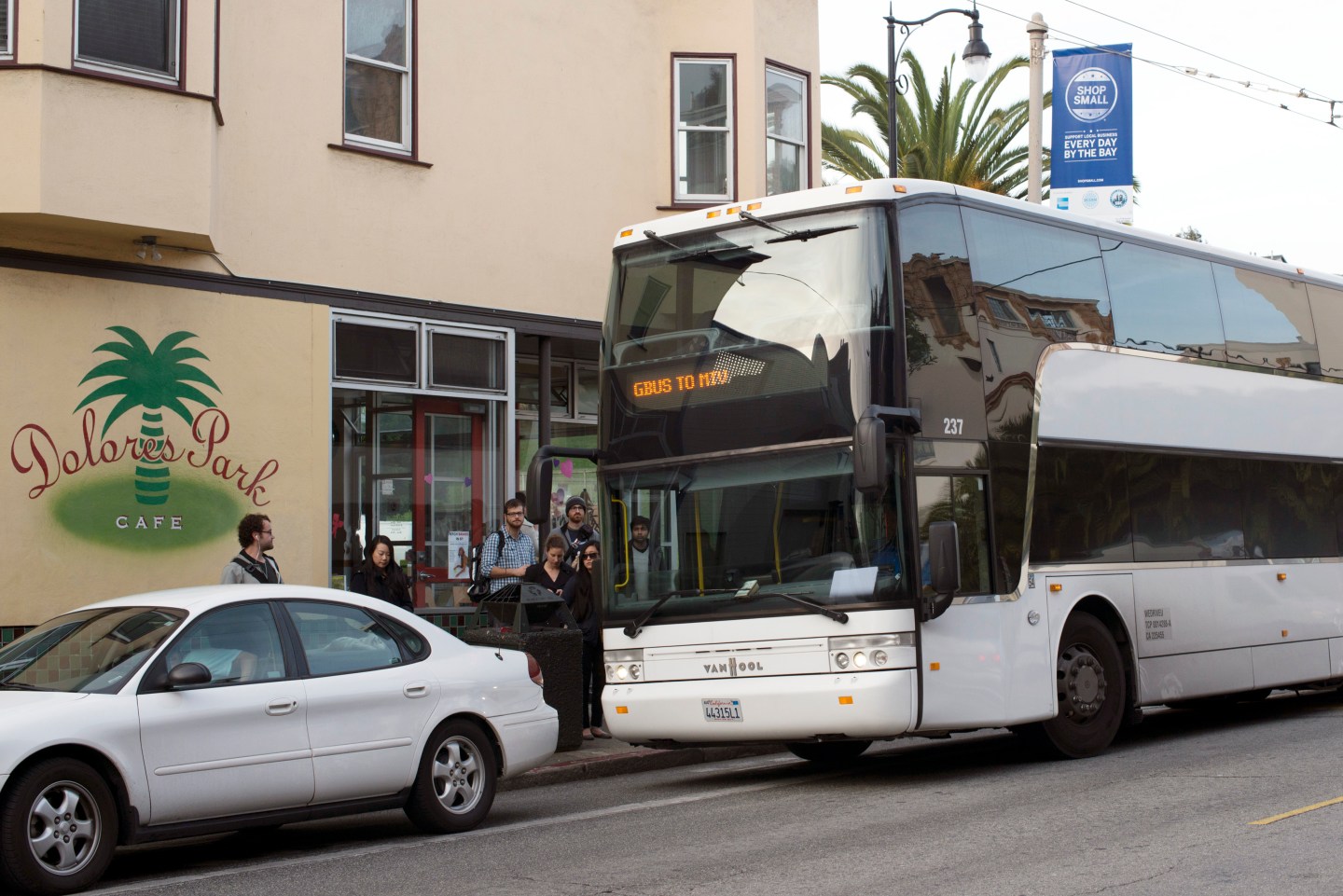 Google Buses Fuel Inequality Debate as Boom Inflates Rents