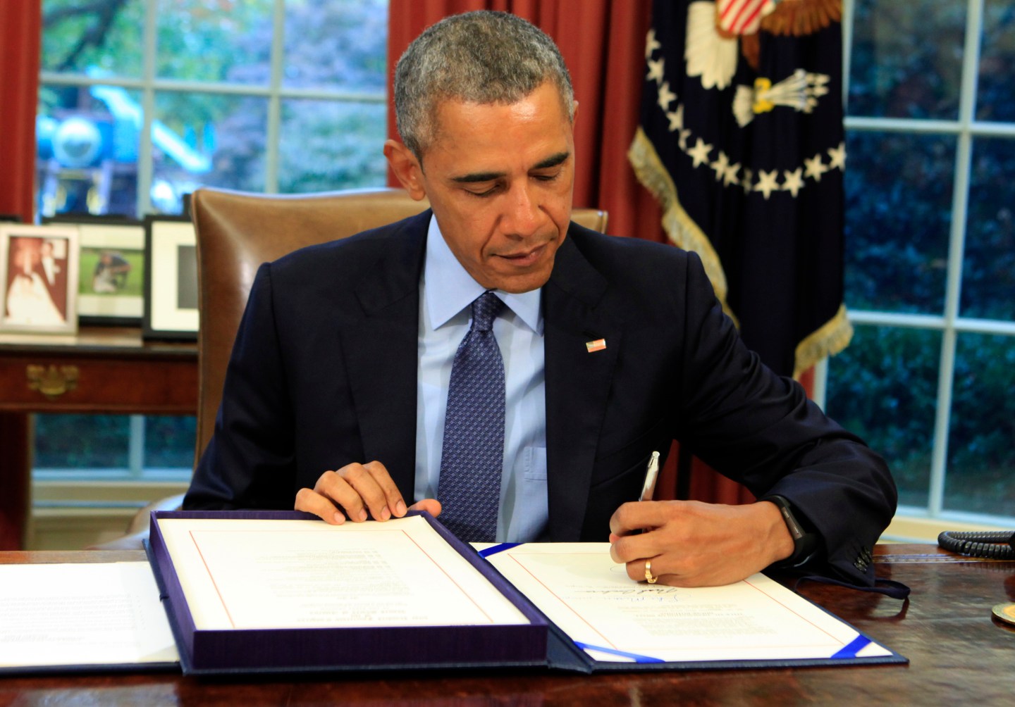 Obama signs bipartisan budget bill 2015 into law