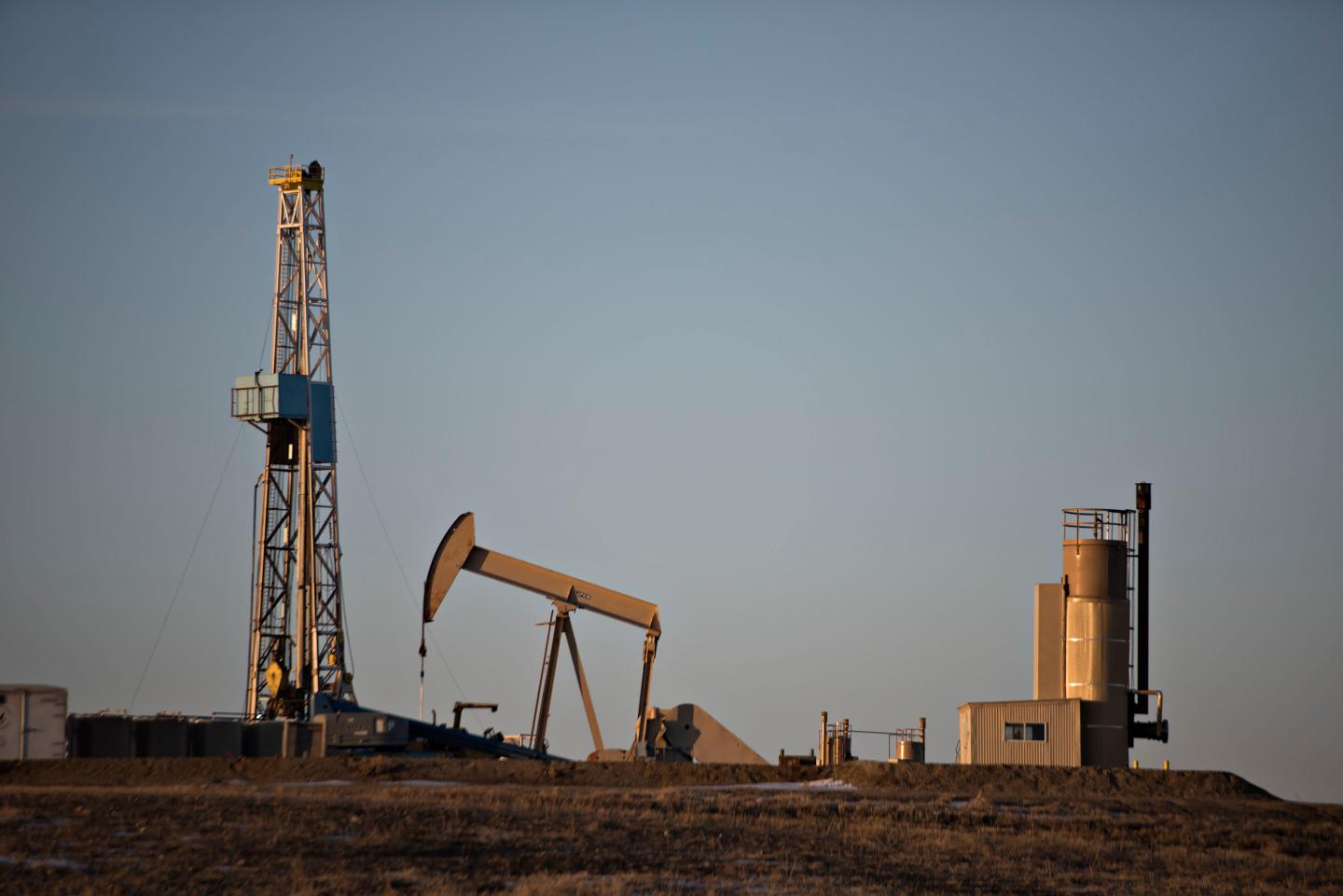 No Bust Seen As Dakota Oil Firms Keep Staff Amid Price Drop
