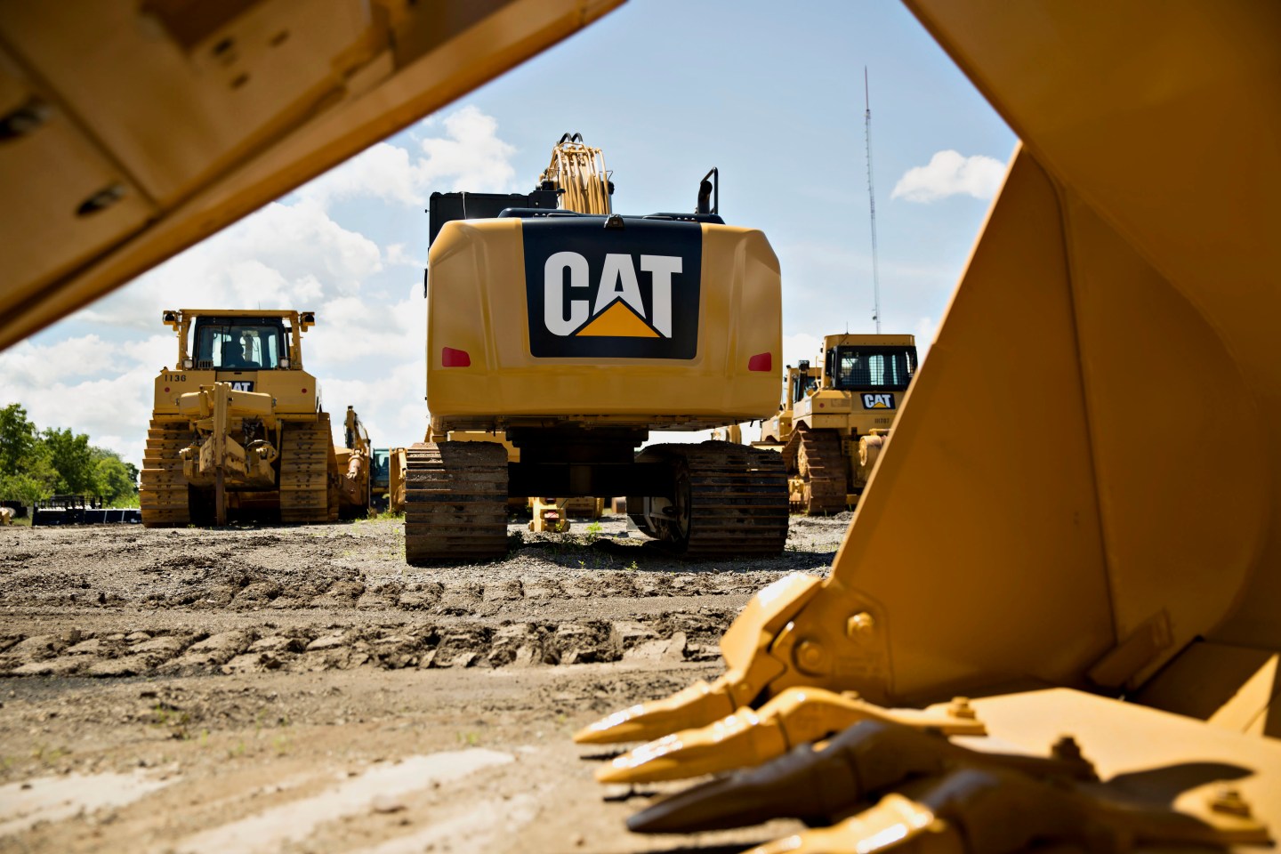 A Caterpillar Inc. excavator sits outside Altorfer Cat in East Peoria, Illinois, U.S., on Tuesday, July 21, 2015. Caterpillar Inc. is scheduled to report quarterly earnings on Thursday, July 23, 2015. Photographer: Daniel Acker/Bloomberg