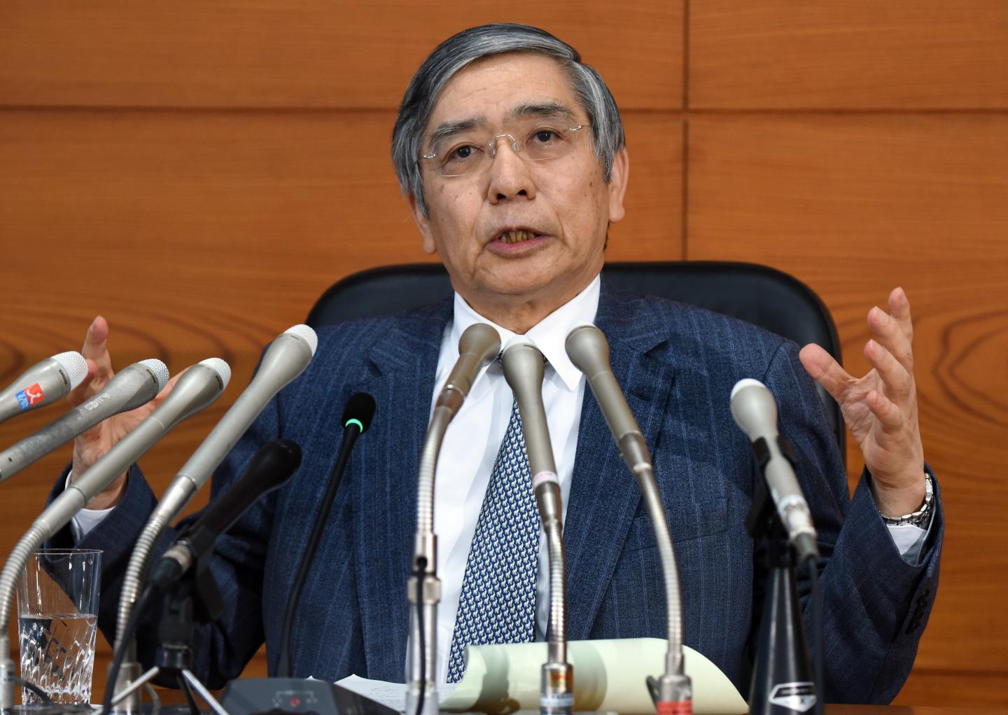 JAPAN-BANK-ECONOMY
