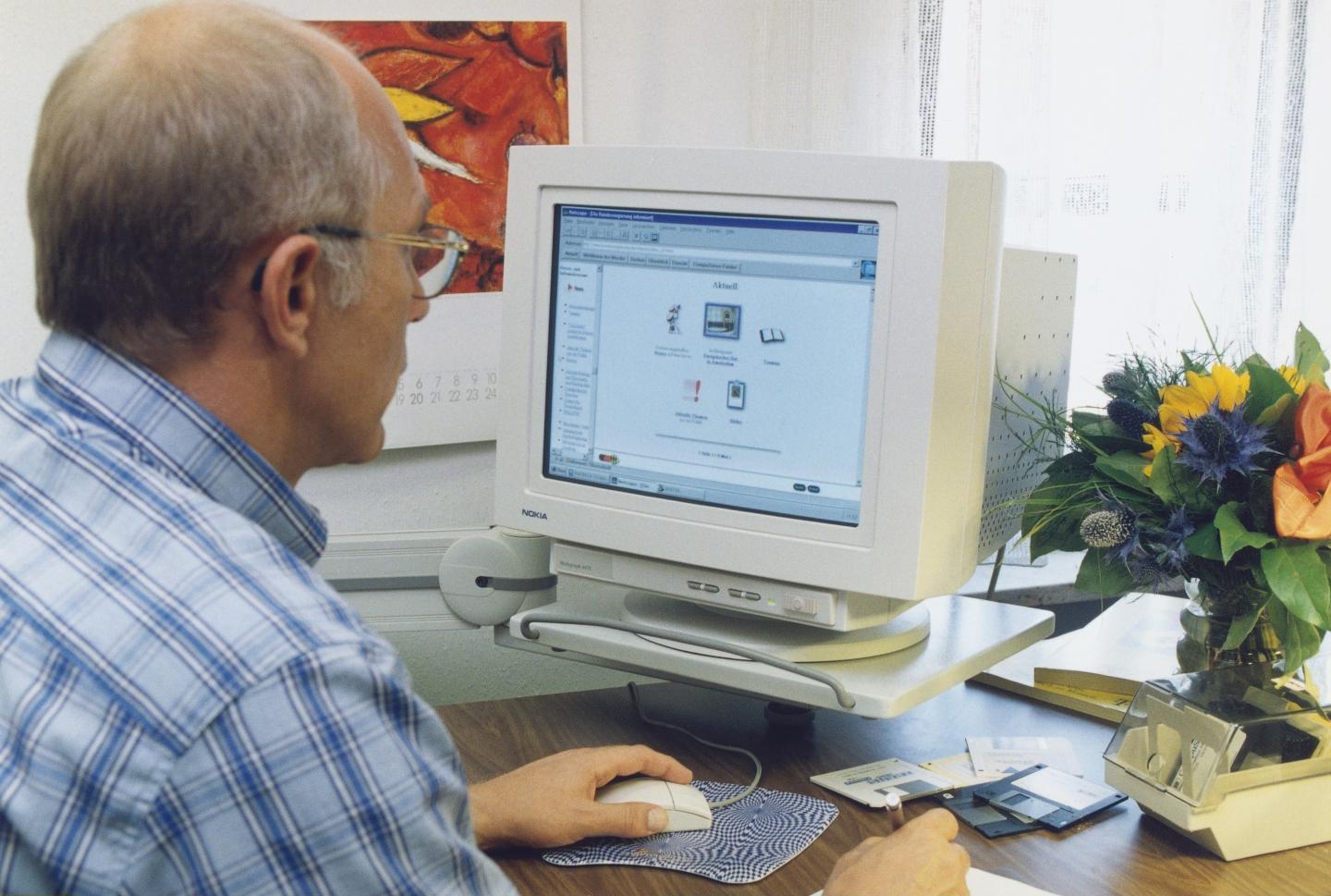 Computernutzer surft im Internet