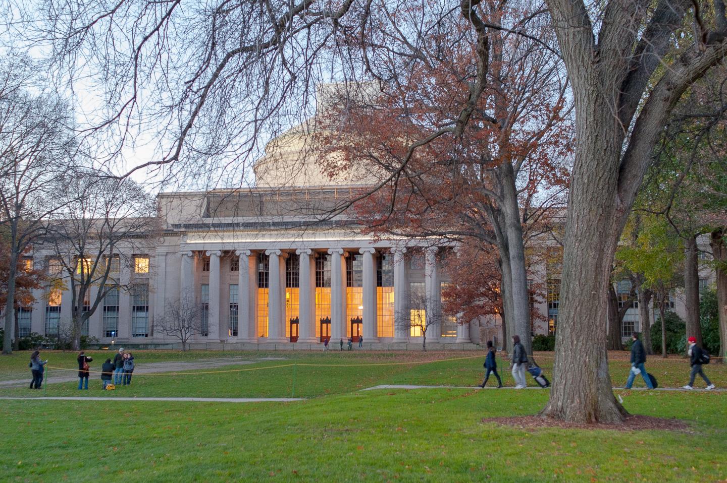 Watch ‘Star Wars’ Droid Deliver MIT Acceptance Letters