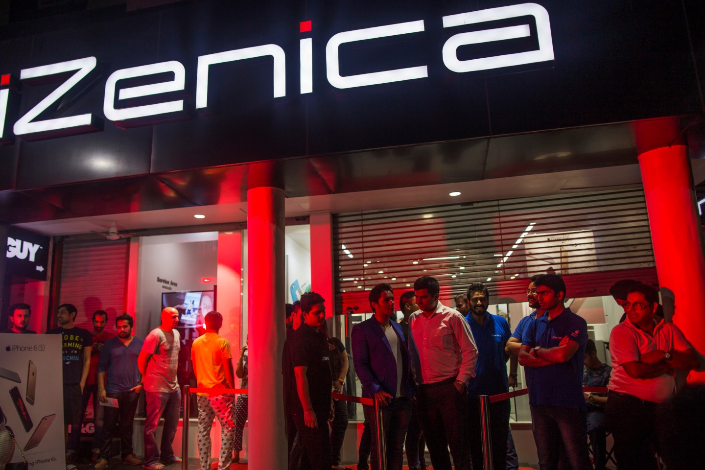First Purchases Of The Apple IPhone 6s At An Izenica Store As New IPhones Are Released In India