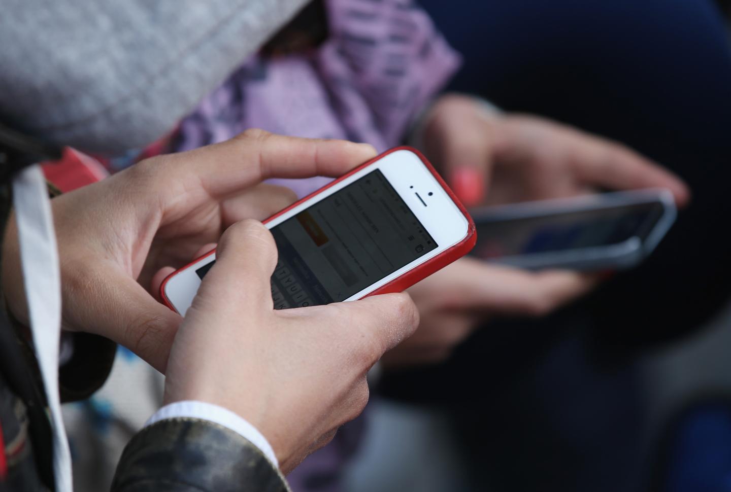 Apple Starts iPhone 6 Sales In Germany