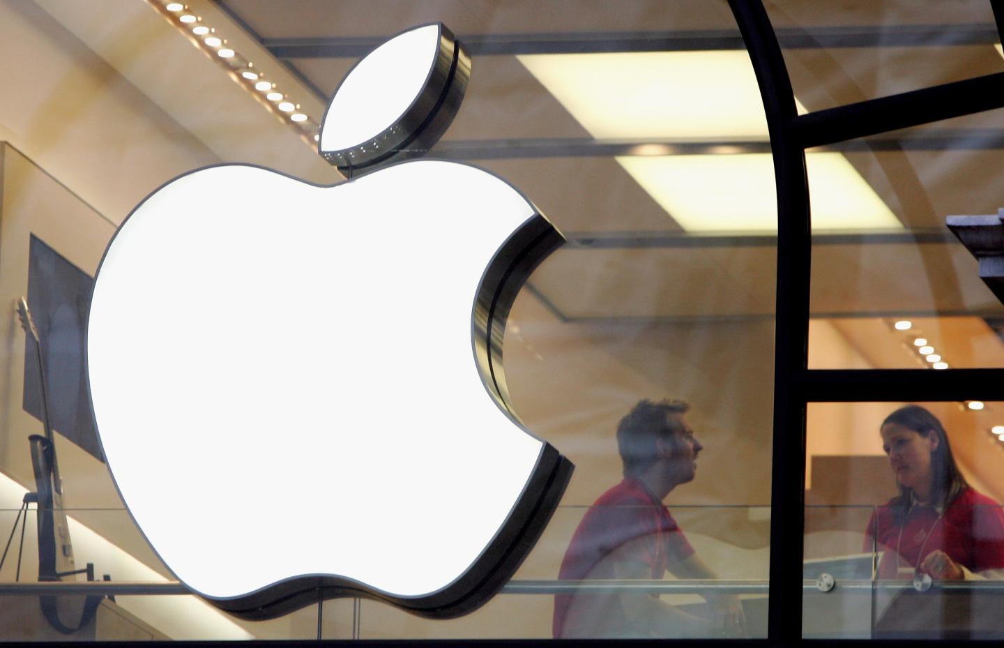Apple Store Logo London 2006