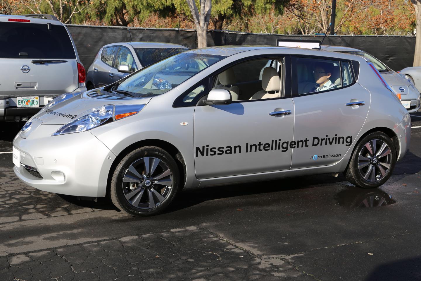 How Tesla and Nissan’s Self-Parking Cars Foreshadow a Coming Auto War