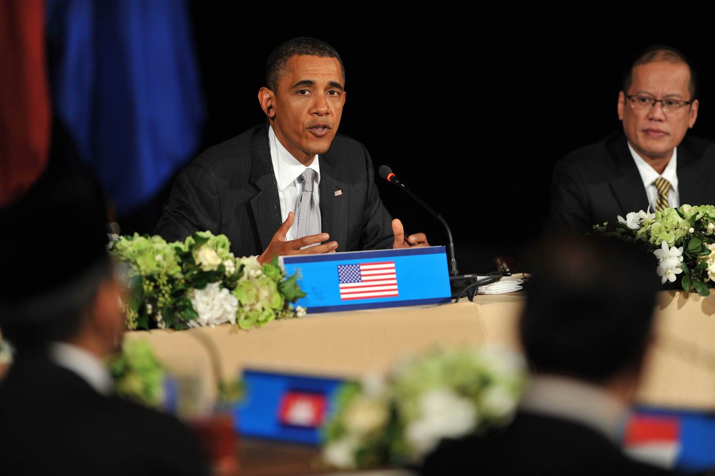 US President Barack Obama (C) attends a