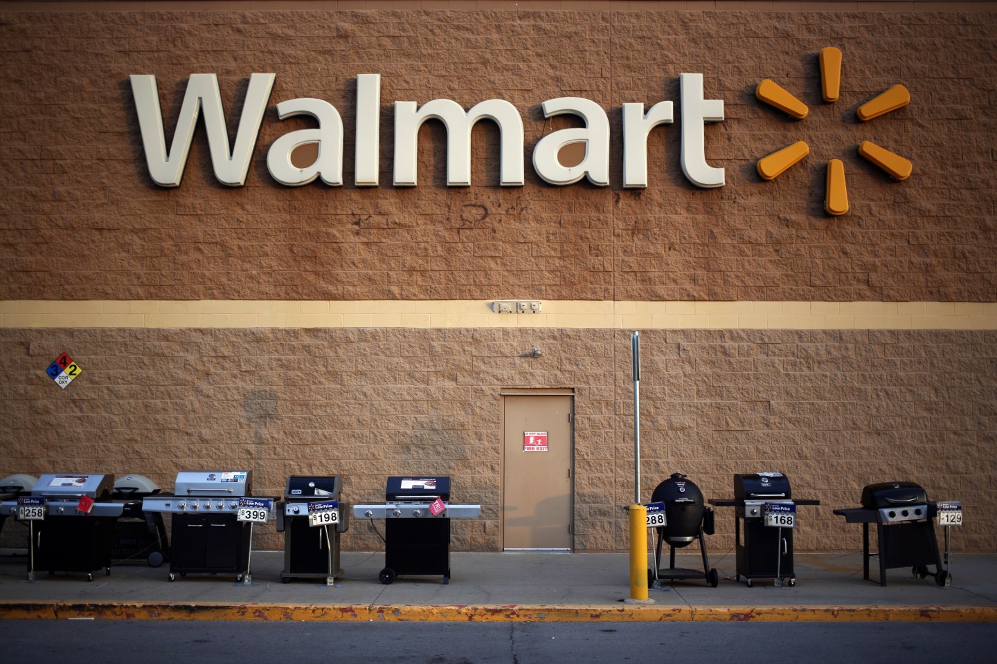 Gas grills are displayed for sale outside a Wal-Mart Stores, Inc. retail location in Shelbyville, Kentucky, U.S. on Monday, May 18, 2015. Wal-Mart is expected to release quarterly earnings on Tuesday, May 19. Photographer : Luke Sharrett / Bloomberg
