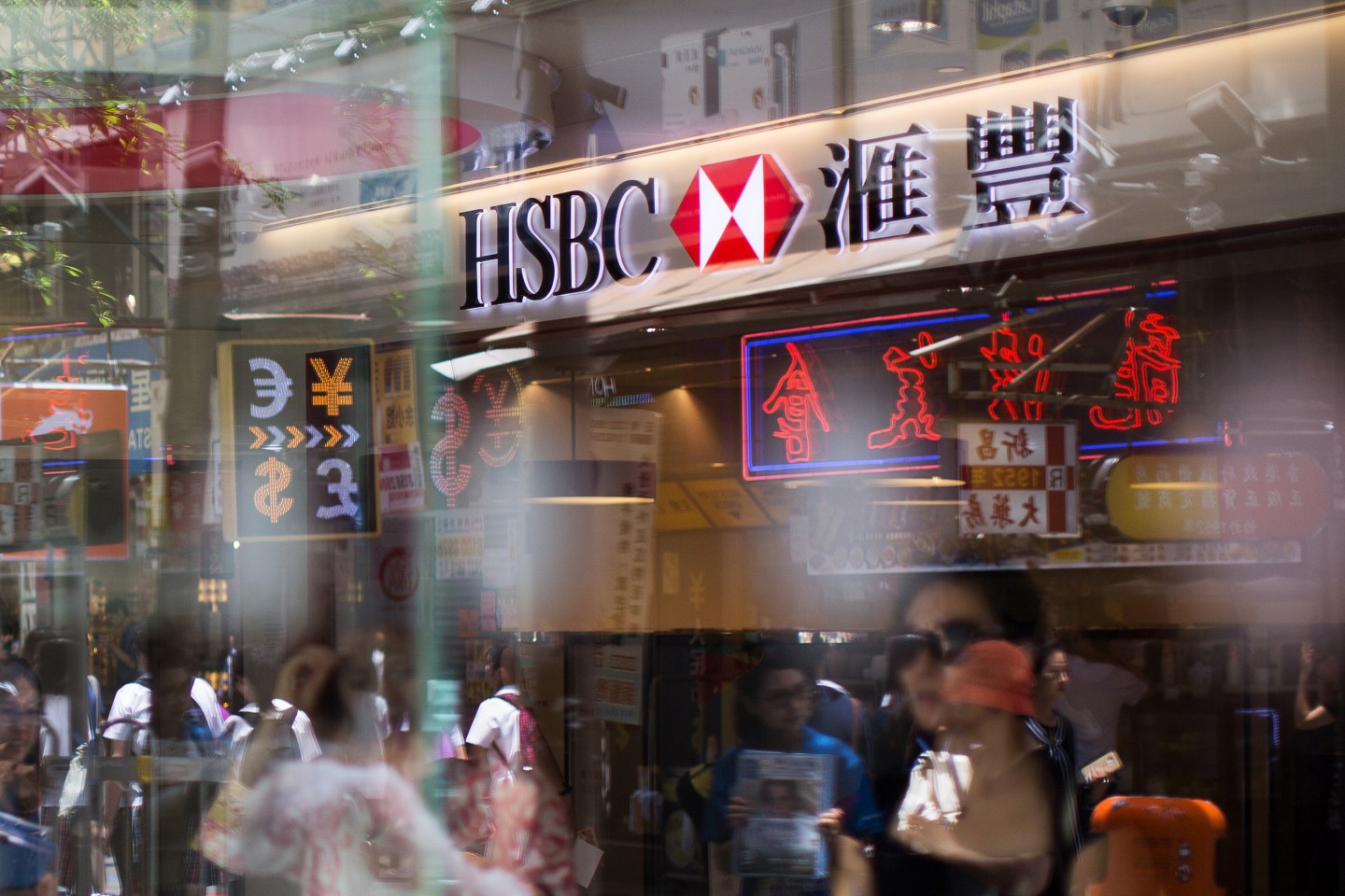 HSBC to Cut as Many as 25,000 Jobs as Gulliver Tackles Costs