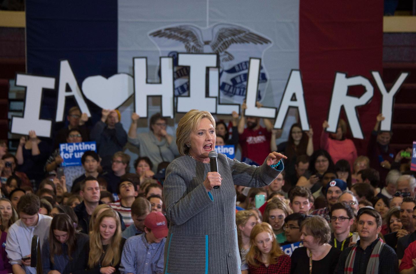 TOPSHOT-US-VOTE-IOWA-CAUCUS-CLINTON-politics