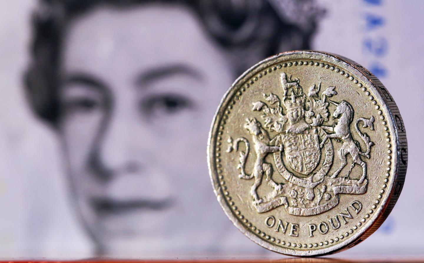 Pound Seen Tumbling Whether U.K. Stays In EU Or Seeks 'Brexit'