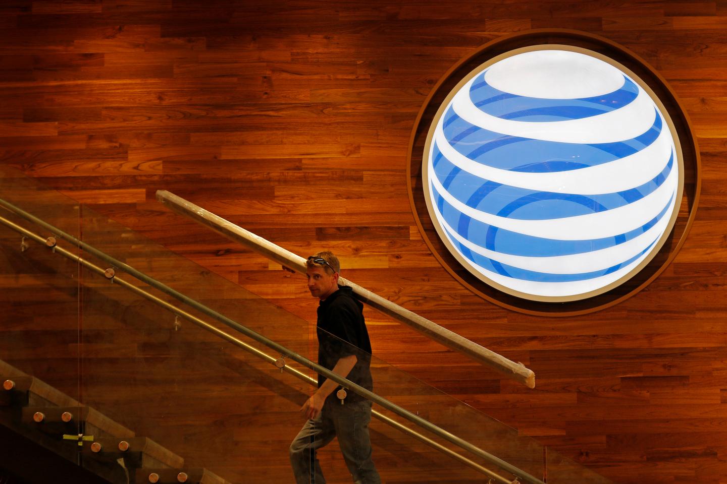 AT&amp;T, Verizon Happy To Be Toe-To-Toe
