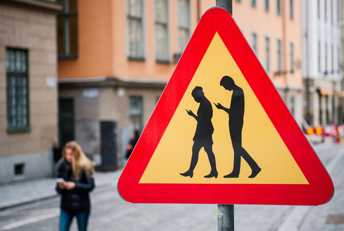 TOPSHOT-SWEDEN-TRAFFIC-SMARTPHONES