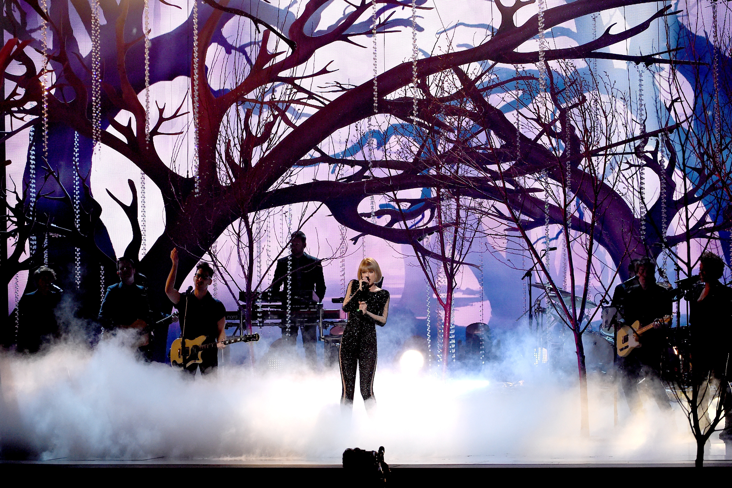 Grammys 2016: Taylor Swift Opens, Kendrick Lamar Takes Home Awards | Fortune