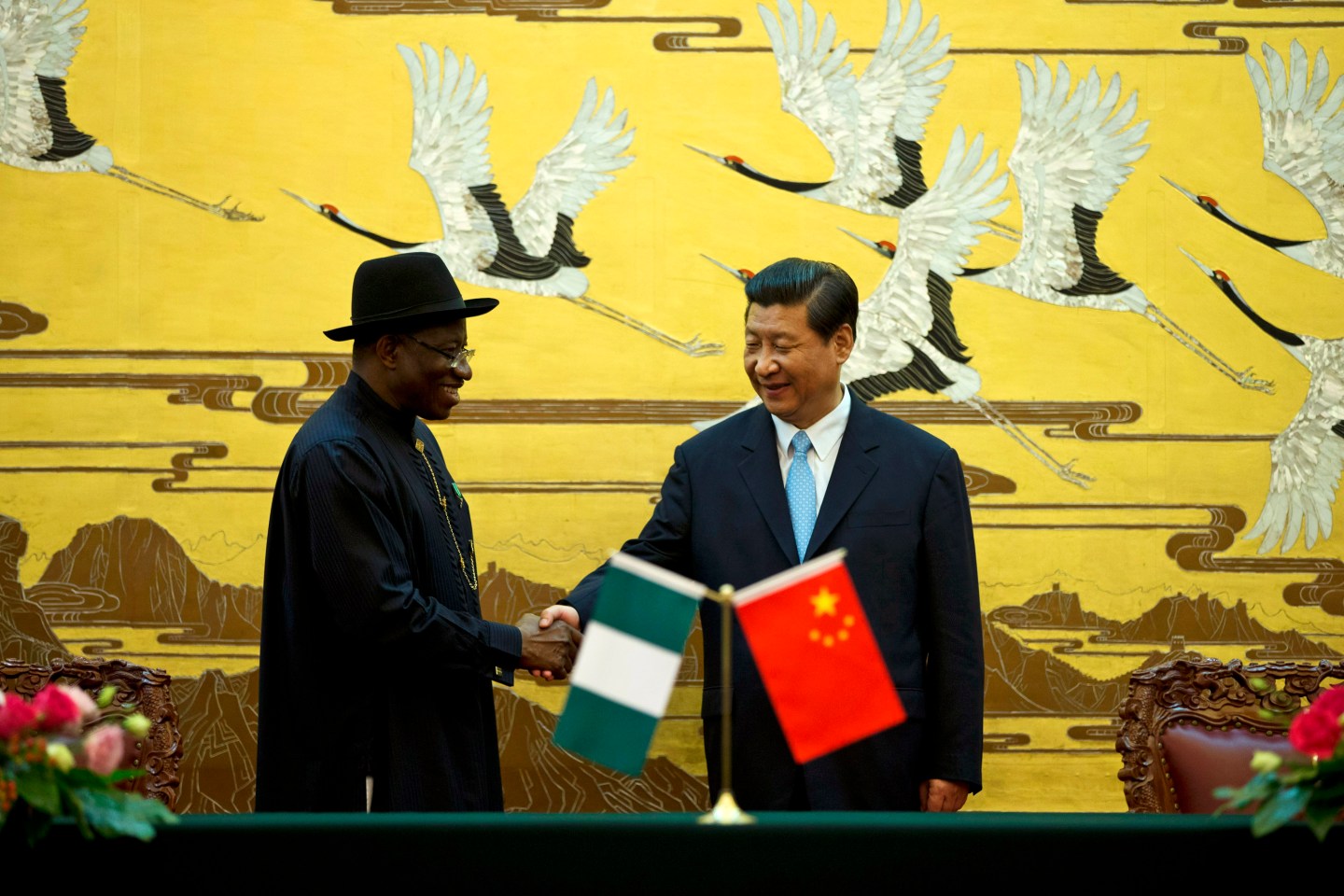 Chinese President Xi shakes hands with Nigerian President Jonathan after their ministers signed agreements in Beijing