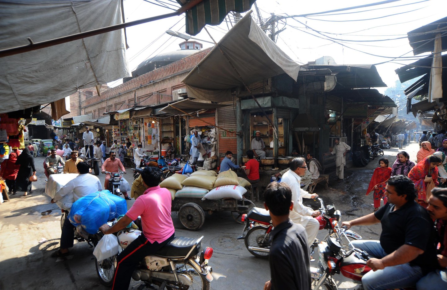 TO GO WITH ?Pakistan-society-architectur