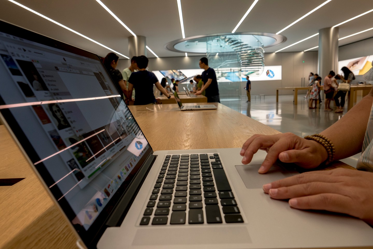 California Dreamin’: Cowan Upgrades Apple to Outperform