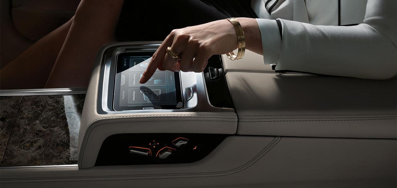 BMW 7 Series 2016 console screen detail