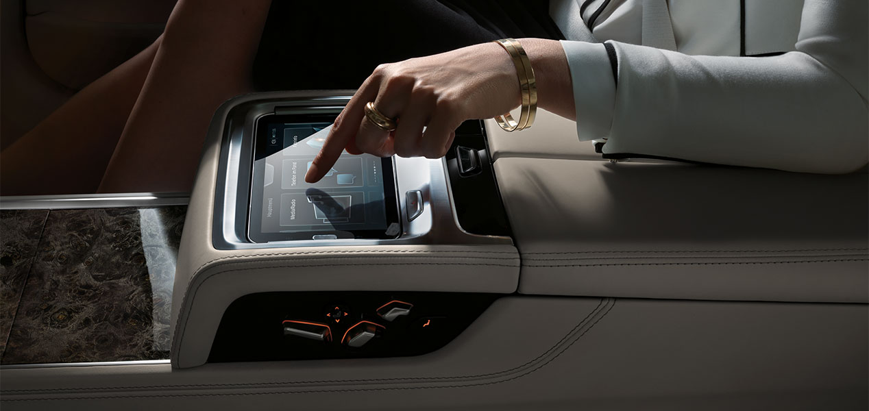 BMW 7 Series 2016 console screen detail