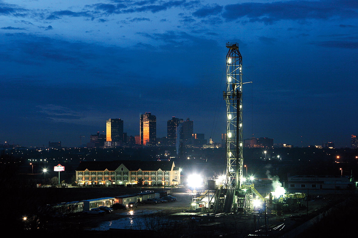 CHESAPEAKE ENERGY RIGS IN THE FORT WORTH, TX SKYLINE. JANUARY 2007
