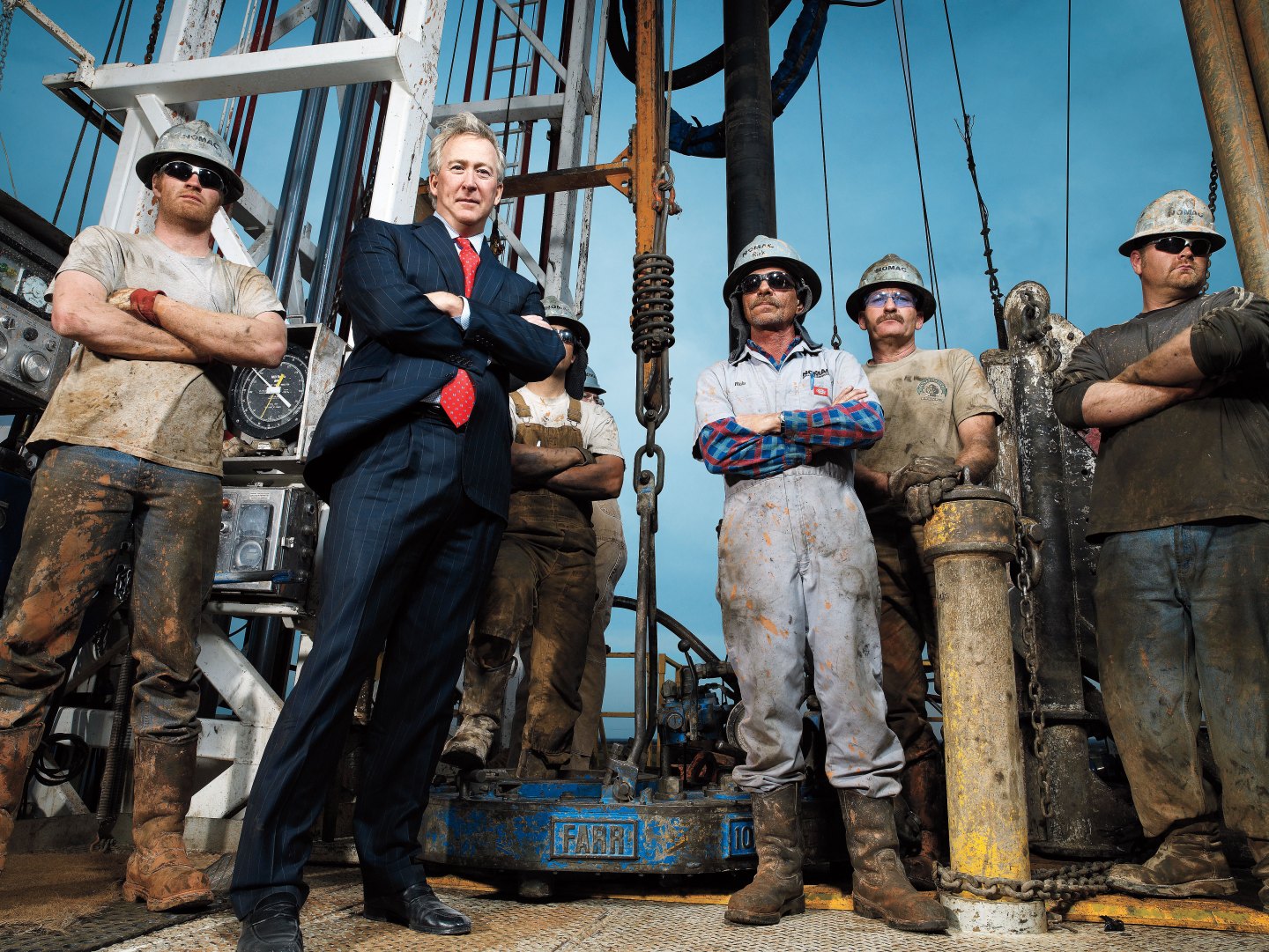 CEO OF CHESAPEAKE ENERGY, AUBREY MCCLENDON, PHOTOGRAPHED WITH ROUGHNECKS ON NATURAL GAS RIG IN NORTHWEST OKLAHOMA COUNTY NEAR THE COMMUNITY OF PIEDMONT, OKLAHOMA. PHOTOGRAPHED MARCH 2008.