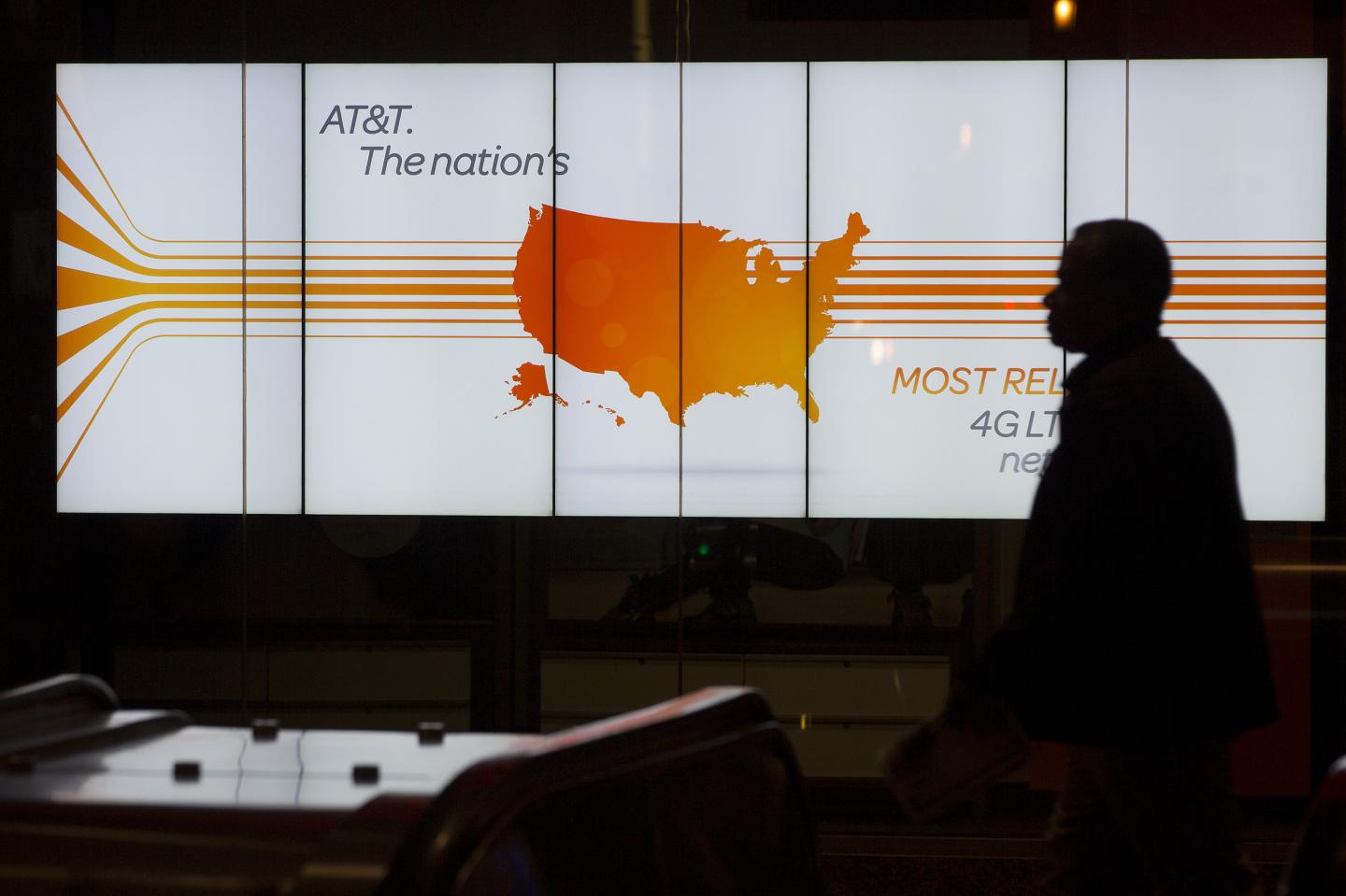 AT&T Cuts 2014 Forecast, Misses Estimates Amid Price Battles