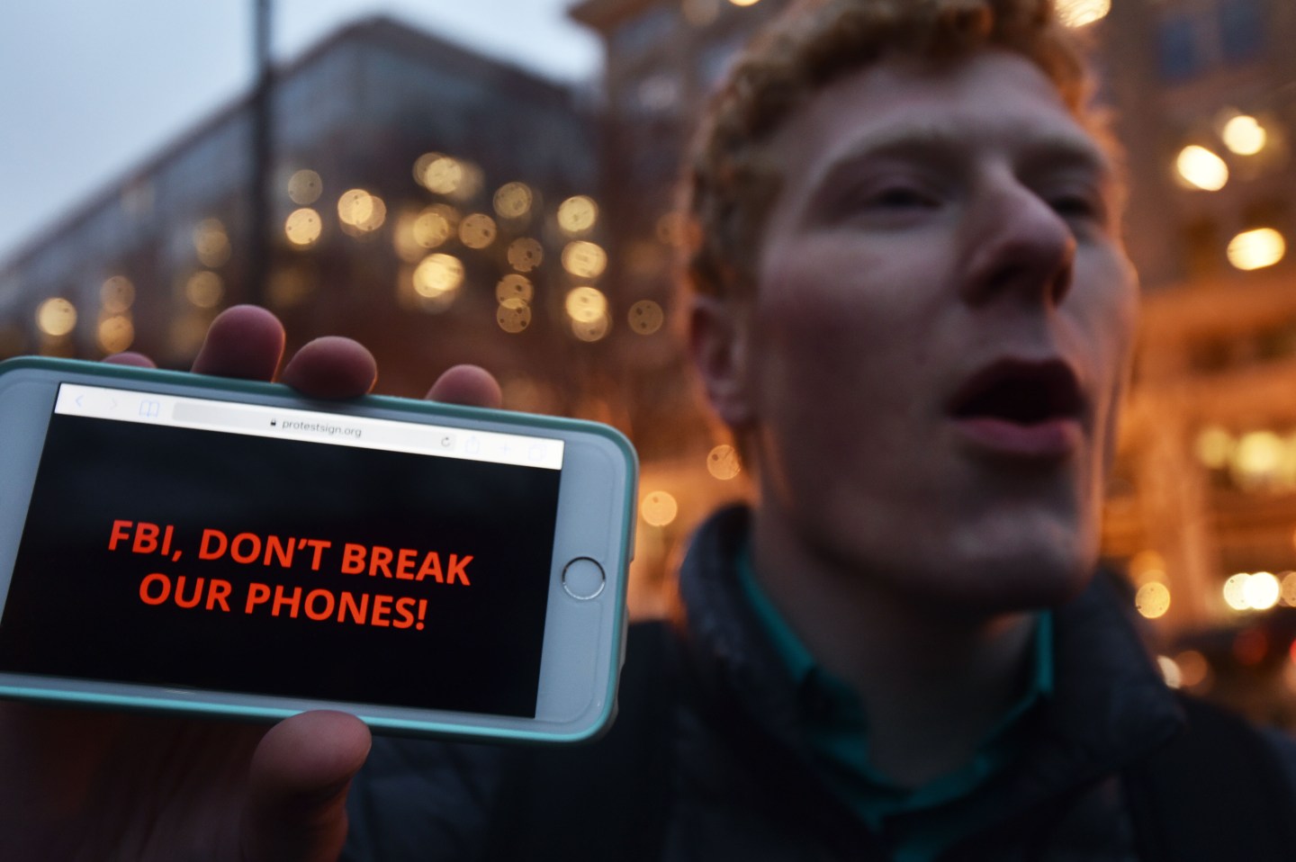 US ATTACKS IT COURT APPLE PROTEST