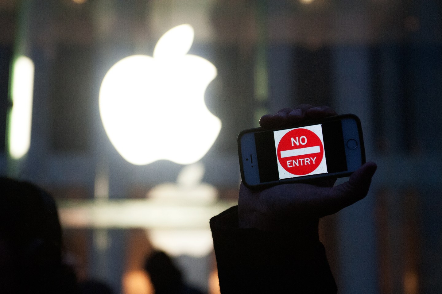 Supporters Rally At Apple Stores Against Government Interference Into iPhones