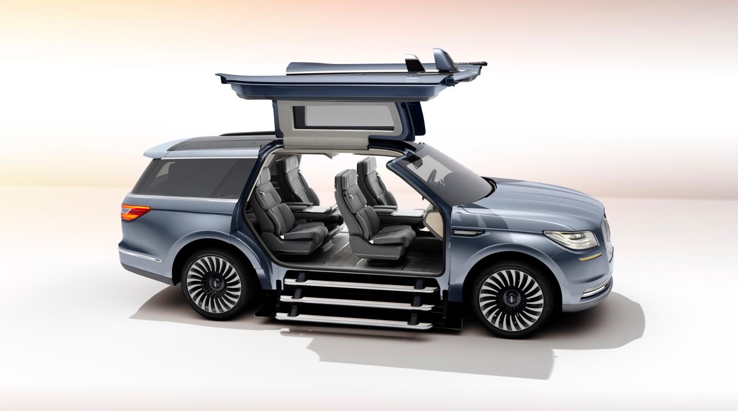 Lincoln Just Unveiled New Massive, Yacht-like Navigator